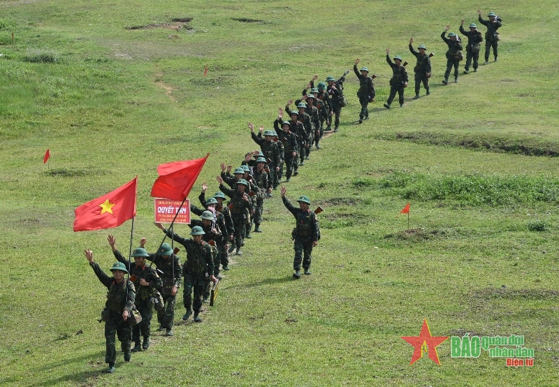 Hành quân trên thao trường ruộm vàng dưới nắng thu.